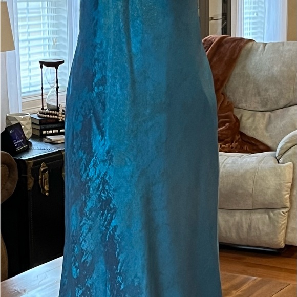 Size 10 stunning gown by Aidan Maytox - Picture 4 of 10
